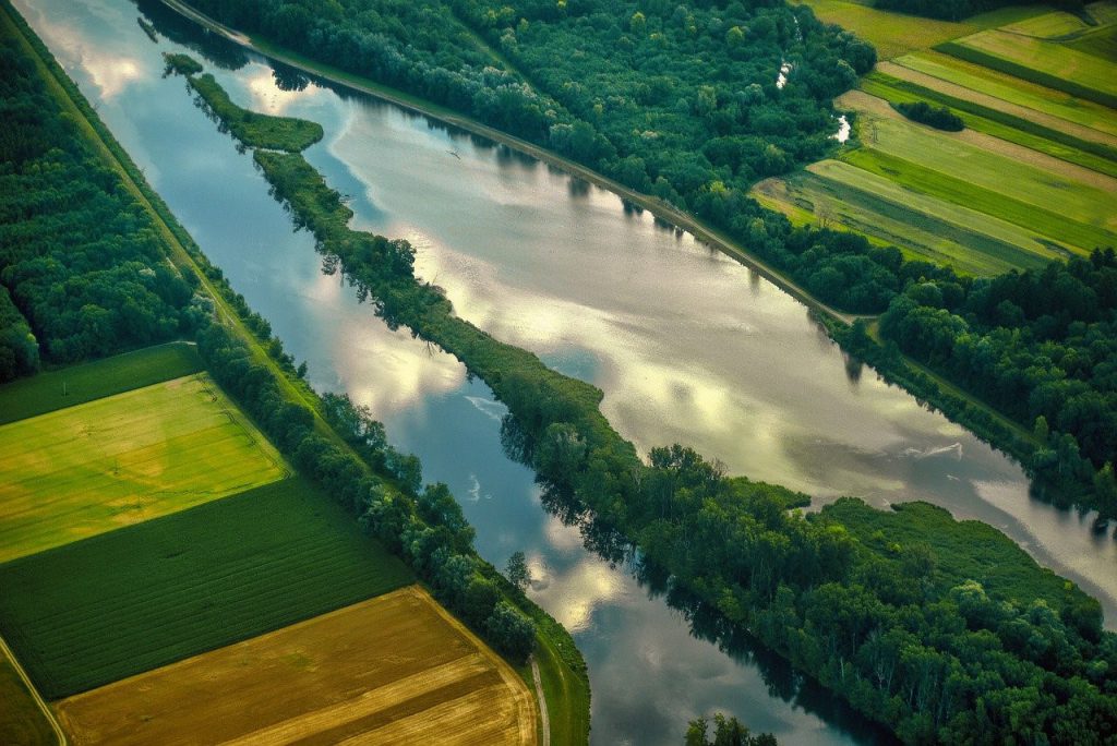 Dieses Bild hat ein leeres Alt-Attribut. Der Dateiname ist Flugbild-Stausee-Fluss-Wasser-1024x684.jpg